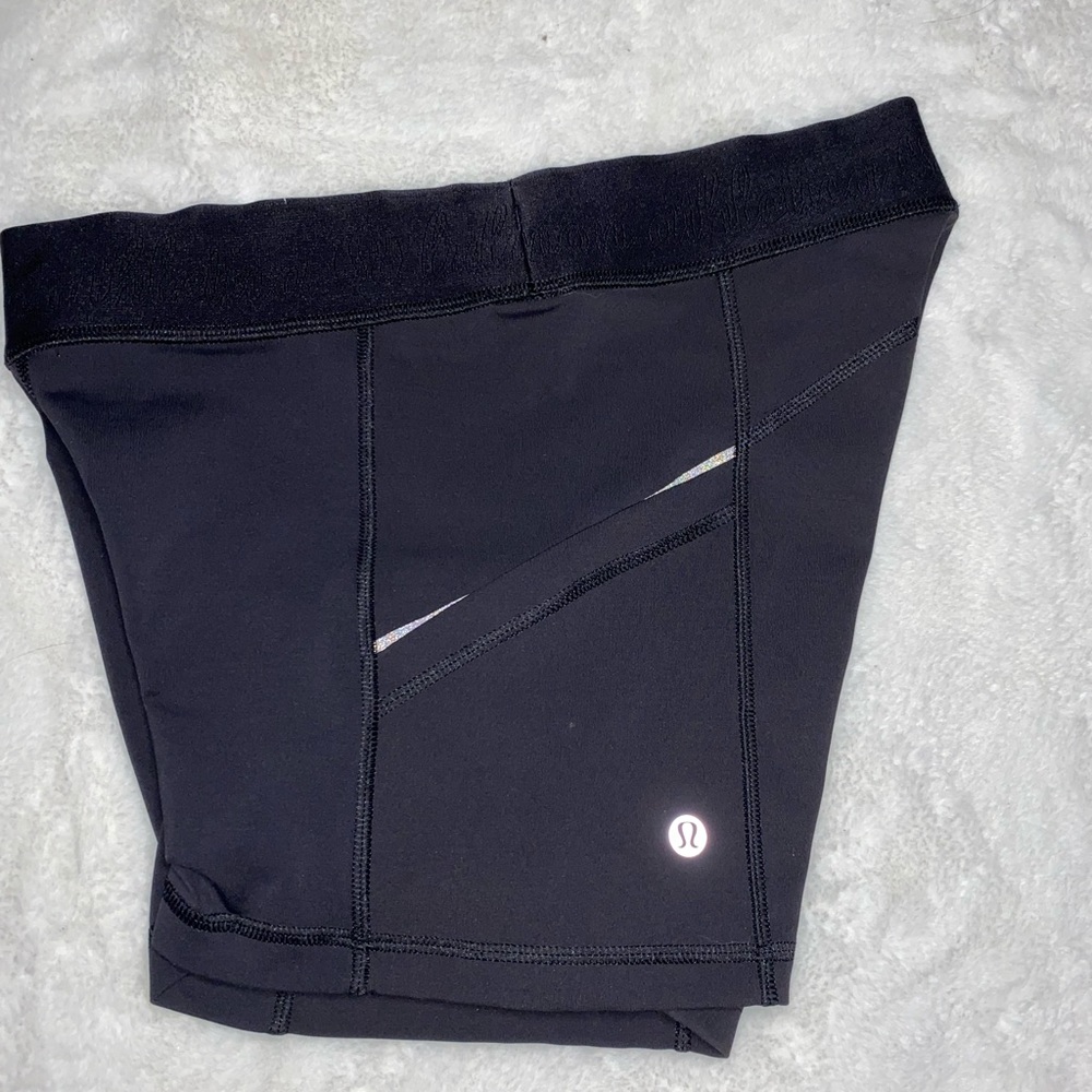 LULULEMON ATHLETICA Tight Shorts W/ pockets Sz: S